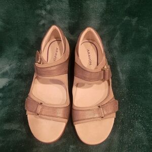 Aravon Women's Sandals. Wide Fit, Size 10.5D (42)